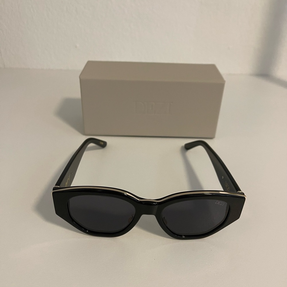 Dezi “Charge It” sunglasses